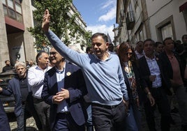 Luís Montenegro saluda a unos simpatizantes durante un acto de campaña.