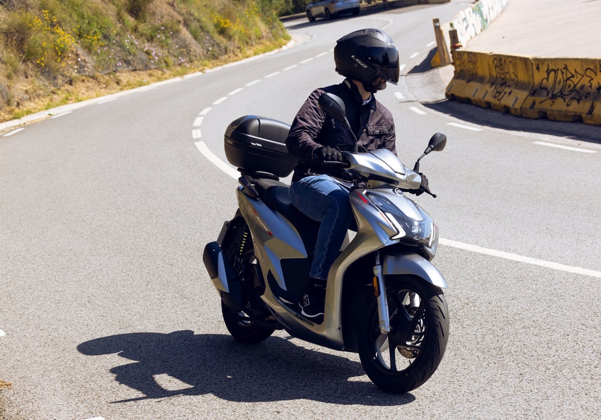 Probamos el sq16 de qj motor, un ligero scooter urbano de fórmula inigualable | ideal