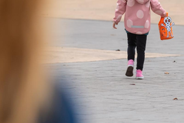Una niña pasea por un parque