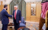 Ahmed al-Shara y Donald Trump se estrechan las manos al inicio de la reunión.