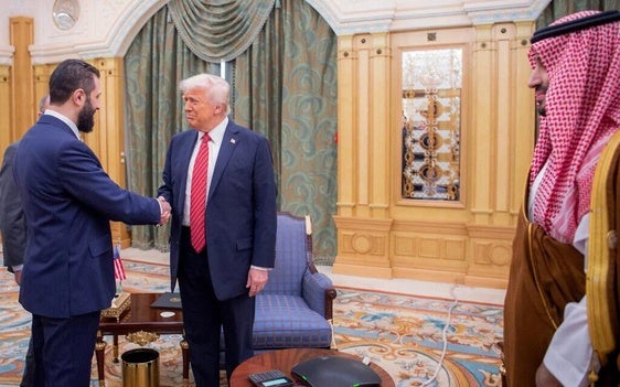 Ahmed al-Shara y Donald Trump se estrechan las manos al inicio de la reunión.