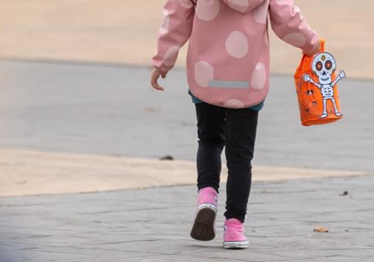 Una niña pasea por un parque