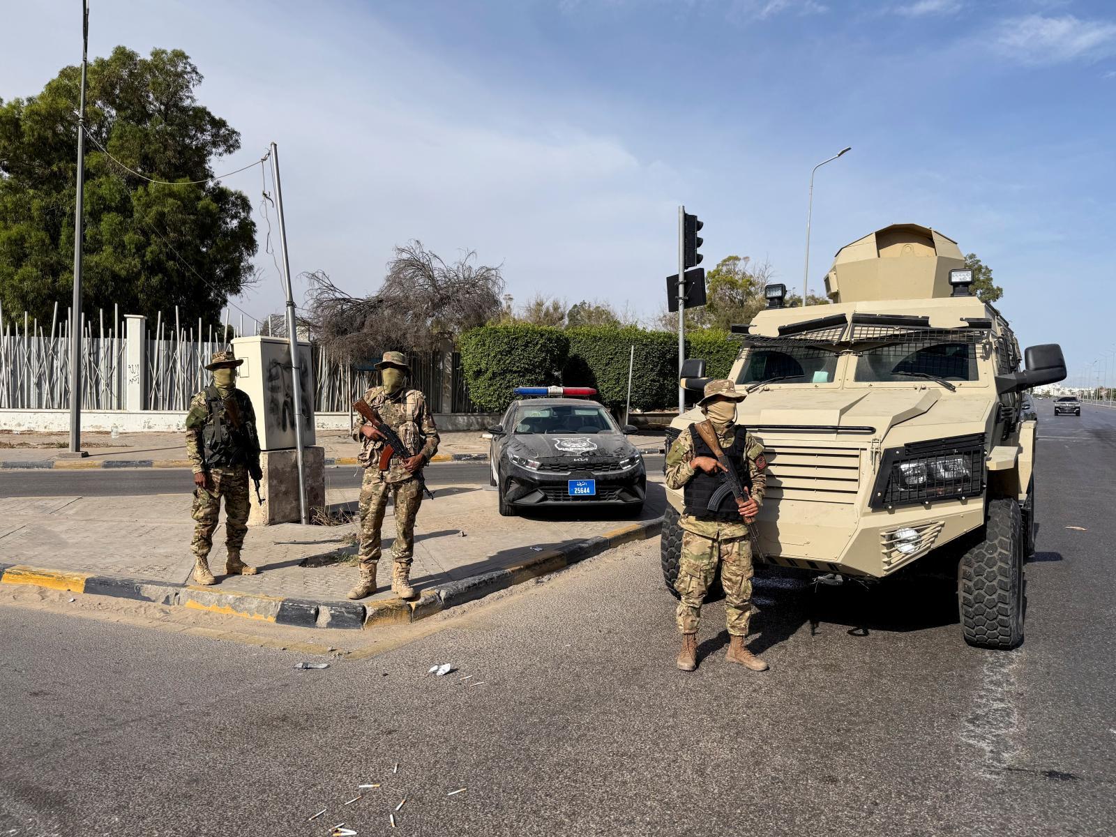 Decenas de españoles quedan atrapados en el fuego cruzado de dos guerrillas en Trípoli