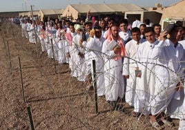 Presos iraquíes esperan en fila a ser puestos en libertad de la cárcel de Abu Graib, al oeste de Bagdad.