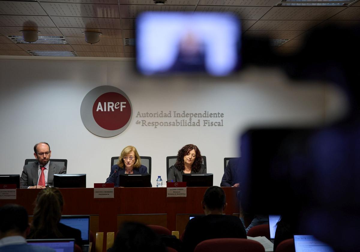 La Autoridad Fiscal recela del optimismo del Gobierno con la guerra comercial y recorta su previsión de crecimiento