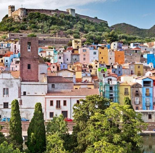 En este pueblo medieval las casas son de color pastel: está más cerca de lo que imaginas y tiene un castillo del siglo XII