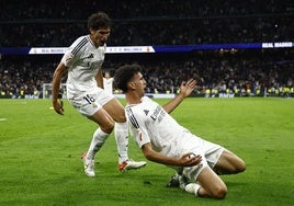 El canterano del Real Madrid Jacobo Ramón celebra junto a Jesús Vallejo el gol de la victoria blanca en el descuento.