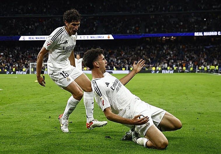 El canterano del Real Madrid Jacobo Ramón celebra junto a Jesús Vallejo el gol de la victoria blanca en el descuento.