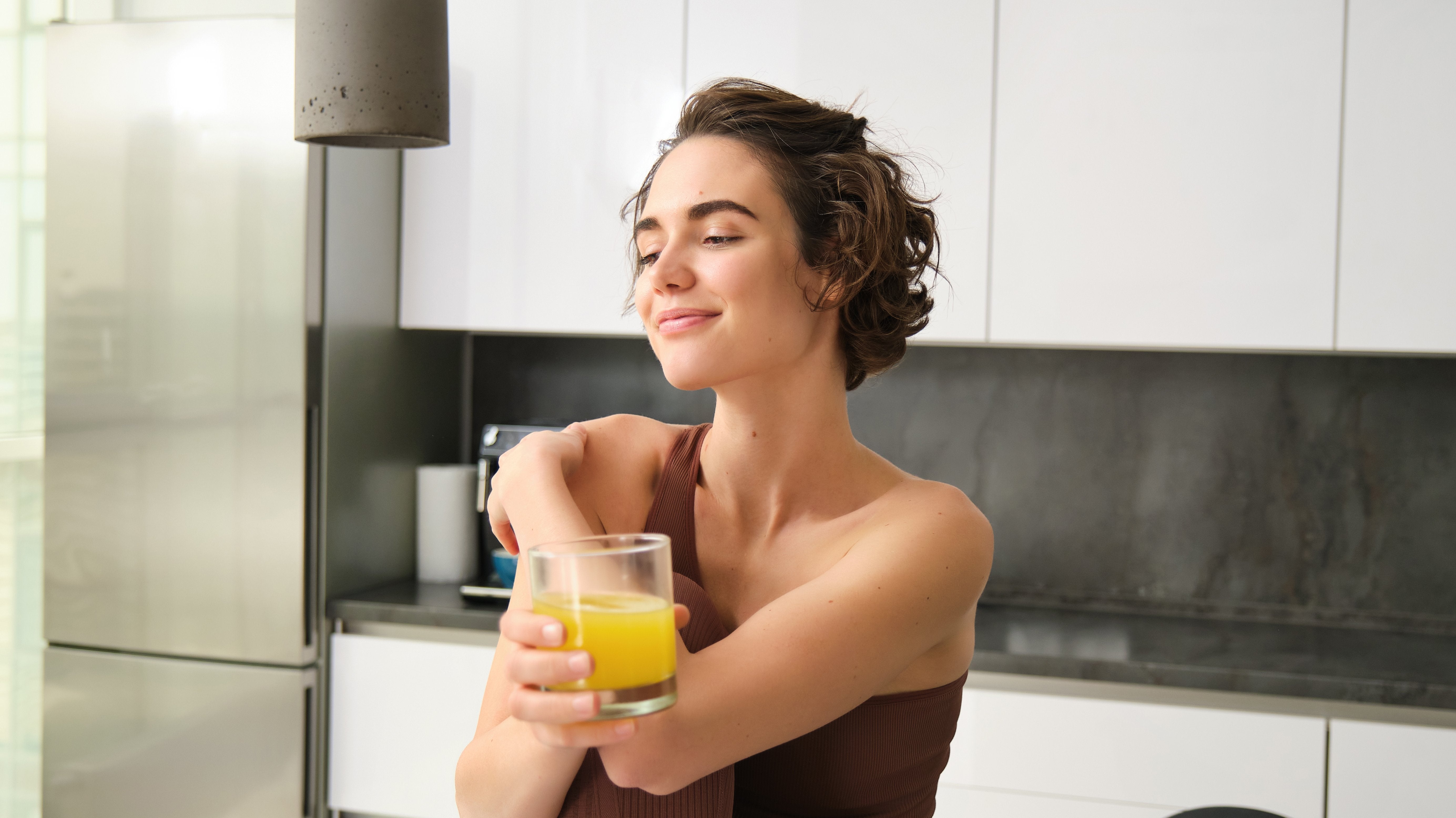 Cómo se hace la prueba de pelar la naranja que se ha hecho viral: la técnica para ver si tu pareja funciona