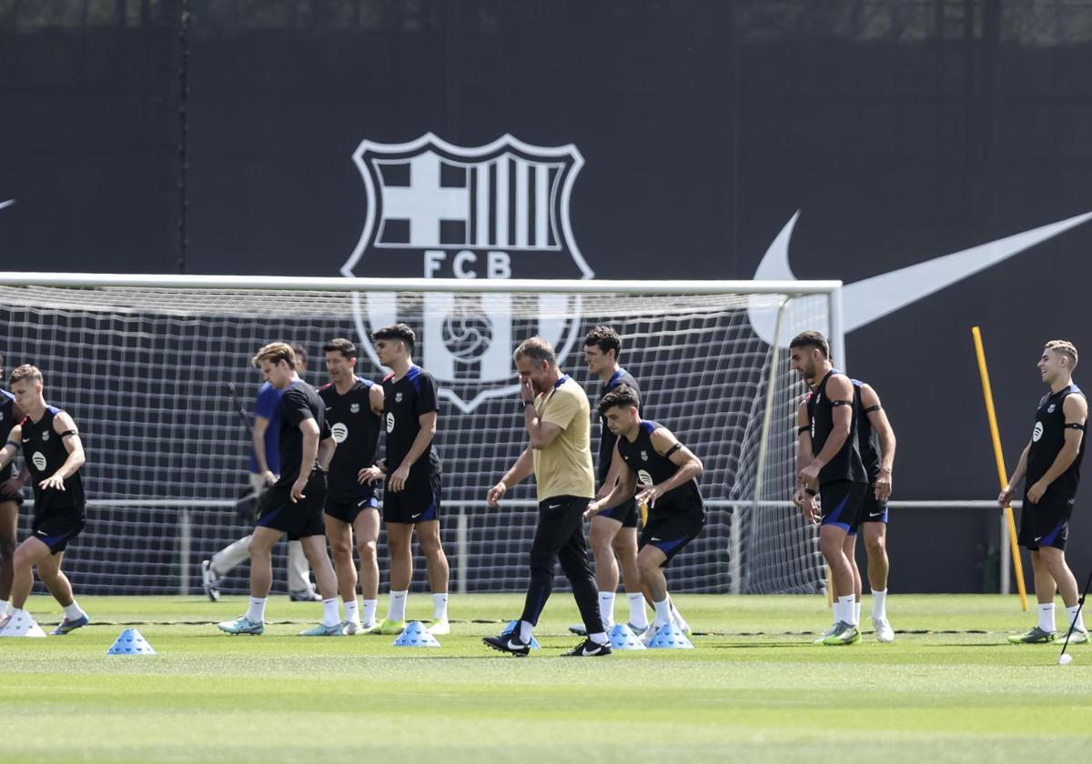 Flick, durante un entrenamiento del Barça previo al derbi de la Ciudad Condal.