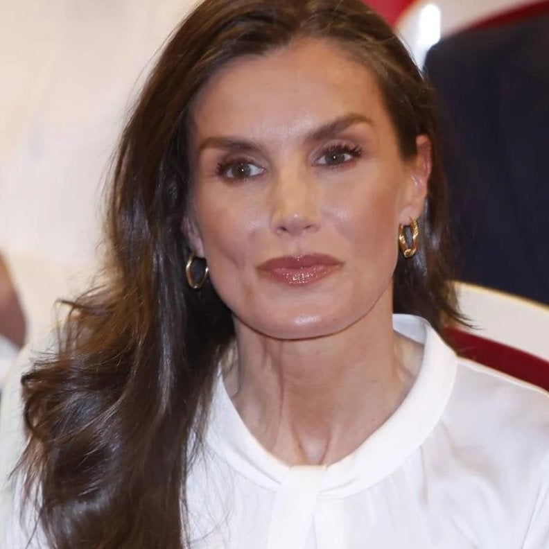 La reina Letizia estrena en Murcia unos pantalones marineros perfectos para primavera: efecto estilizador y de su nueva firma favorita