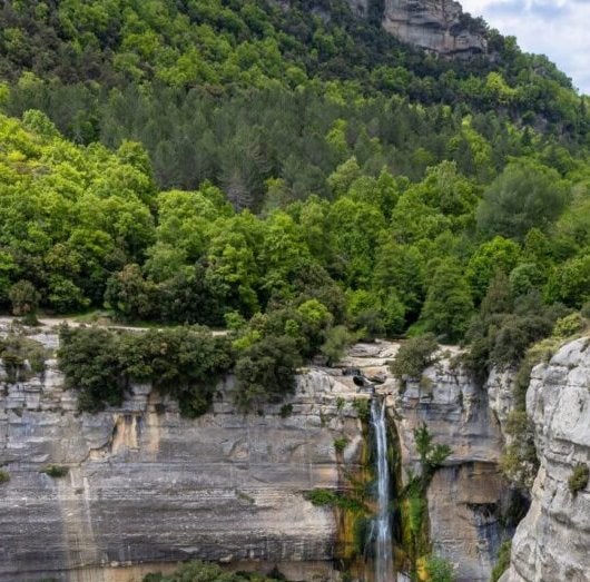 La cascada más alta de Cataluña mide más de cien metros y está en un pueblo precioso detenido en el tiempo