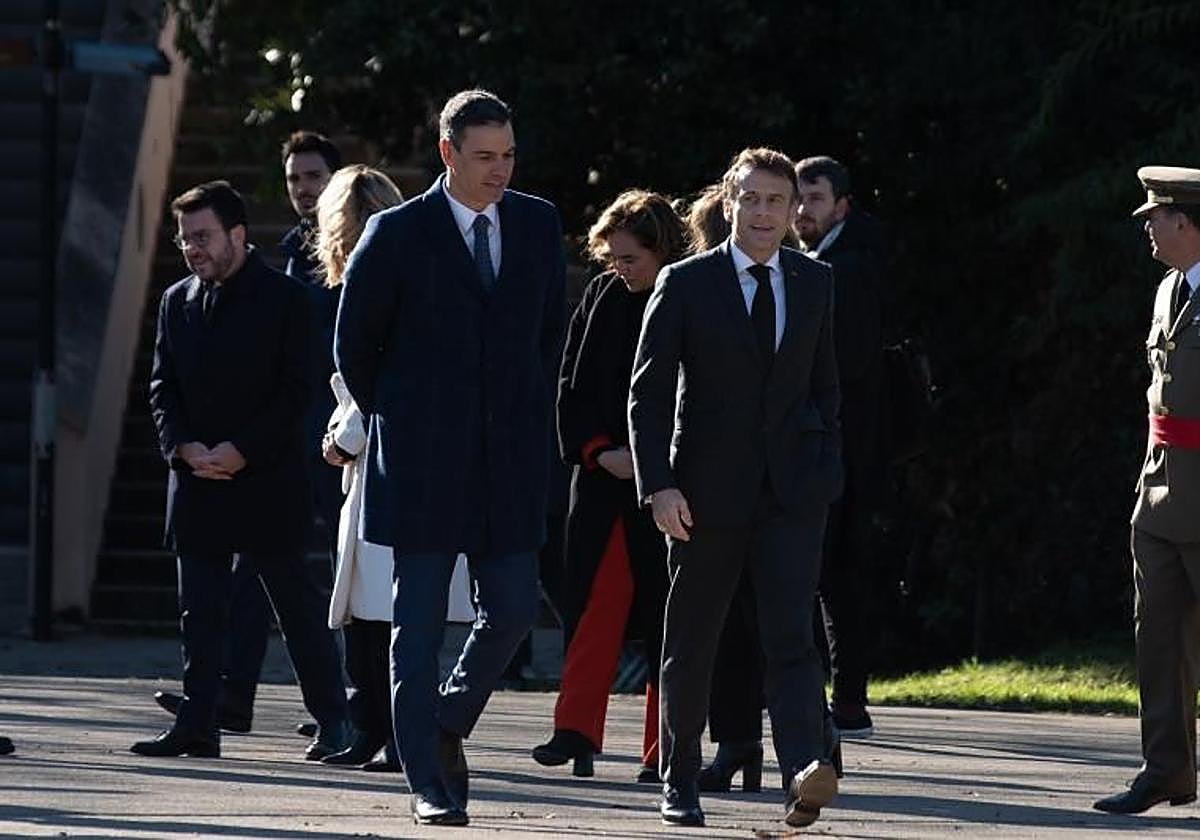 Sánchez y Macron sellan el mayor acuerdo entre España y Francia en Barcelona en enero de 2023.