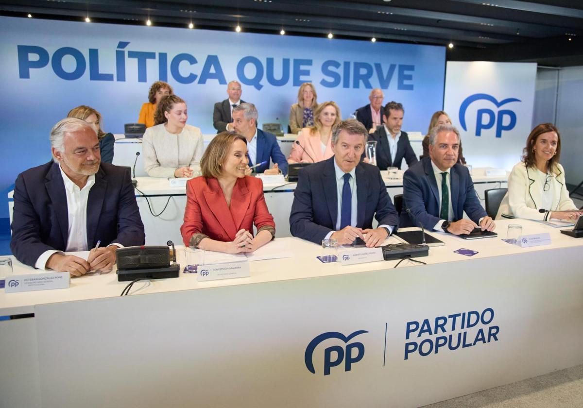 El Vicesecretario general Institucional del Partido Popular, Esteban González Pons, la secretaria general del PP, Cuca Gamarra, el presidente del PP, Alberto Núñez Feijóo, el Vicesecretario General de Política Autonómica y Municipal y Análisis Electoral del PP, Elías Bendodo, y la vicesecretaria de Organización del PP, Carmen Fúnez, presiden la reunión del Comité Ejecutivo Nacional, en la sede del PP