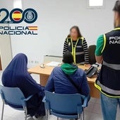 Progenitores detenidos en la comisaría de la Policía Nacional.