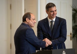 El presidente Pedro Sánchez y su homólogo egipcio, Abdelfatah al-Sisi, en un encuentro en la Moncloa en febrero pasado.