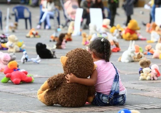 Una menor entre peluches.