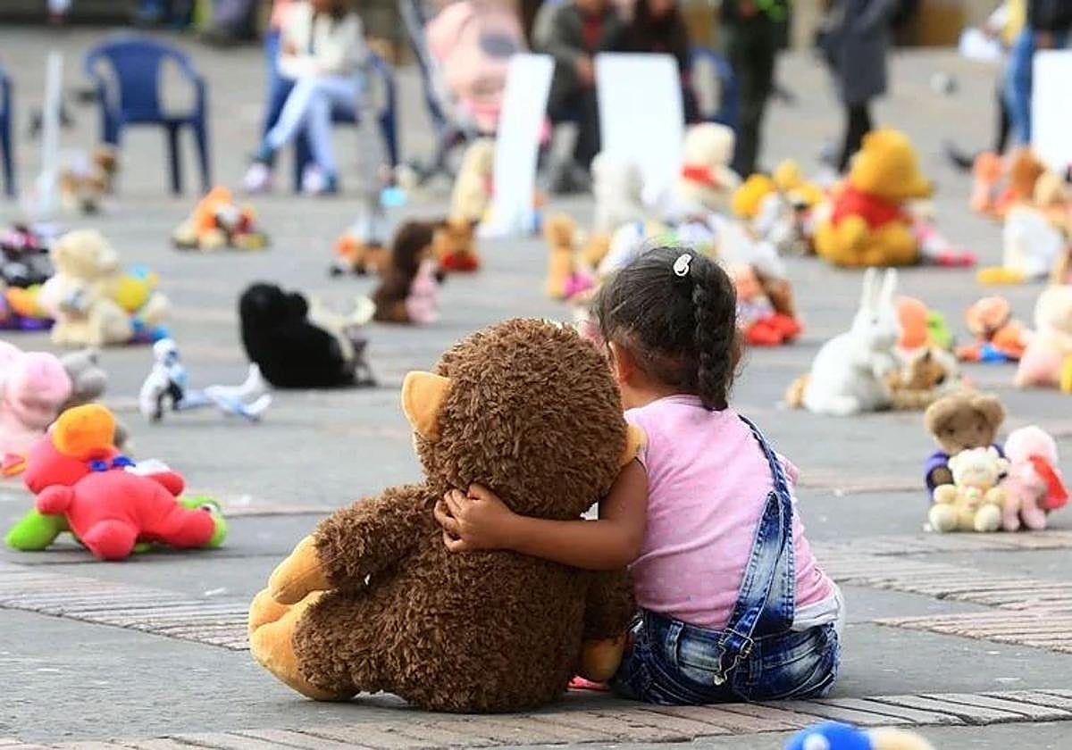 Una menor entre peluches.