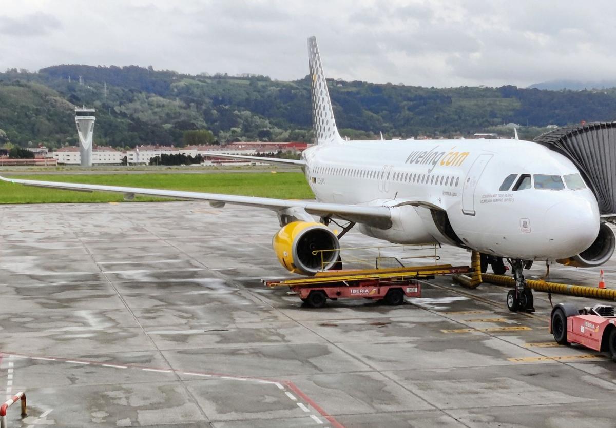 Un avión recibiendo pasajeros en un aeropuerto.