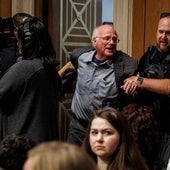Ben Cohen, cofundador de Ben & Jerry's, al ser detenido por la Policía del Capitolio.