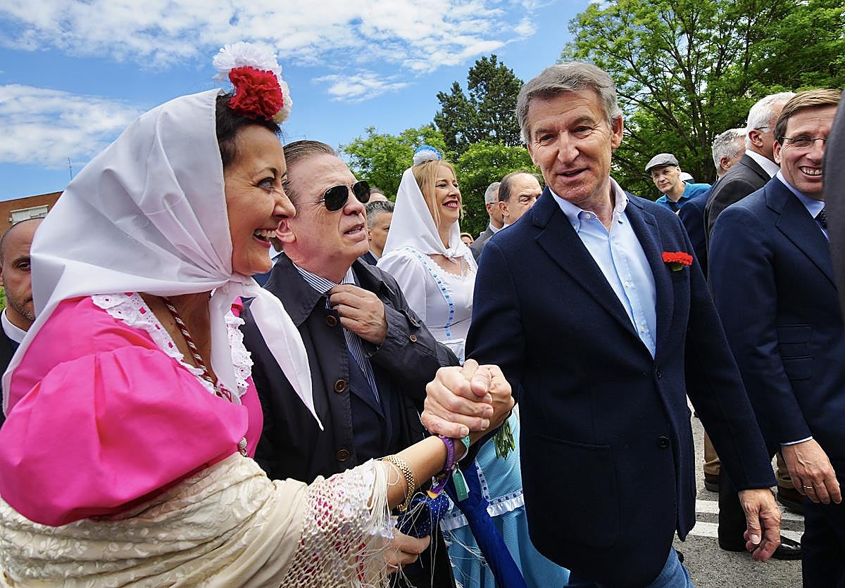 Feijóo visita junto al alcalde de Madrid la Pradera de San Isidro, patrón de la capital.