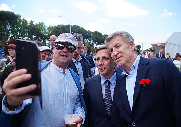 Feij´o, junto al alcalde de Madrid en la Pradera de San Isidro.