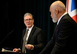 El primer ministro británico, Keir Starmer, junto a su homólogo albanés, Edi Rama, este jueves en Tirana.