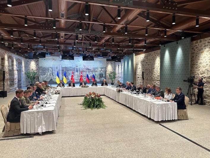 Rusia y Ucrania se comprometen a un canje de 2.000 presos y a estudiar una tregua