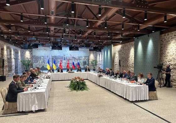 Las delegaciones ucraniana y rusa, sentadas frente a frente, con la mediación de Turquía.