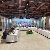 Las delegaciones ucraniana y rusa, sentadas frente a frente, con la mediación de Turquía.