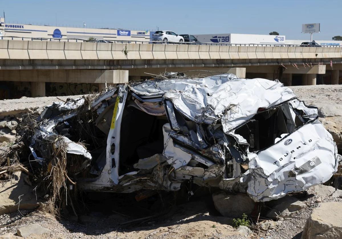 Un coche en el barranco del Poyo.
