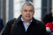 El PSOE denuncia por «acoso» a una periodista tras un incidente en el domicilio de Santos Cerdán