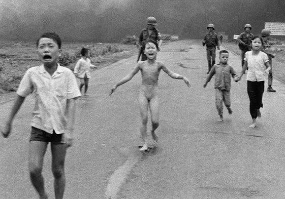 La foto tomada el 8 de junio de 1972, muestra a Phan Thi Kim Phuc, de 9 años, huyendo despavorida y desnuda del napalm.