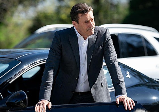 Jon Hamm, como Andrew Cooper.