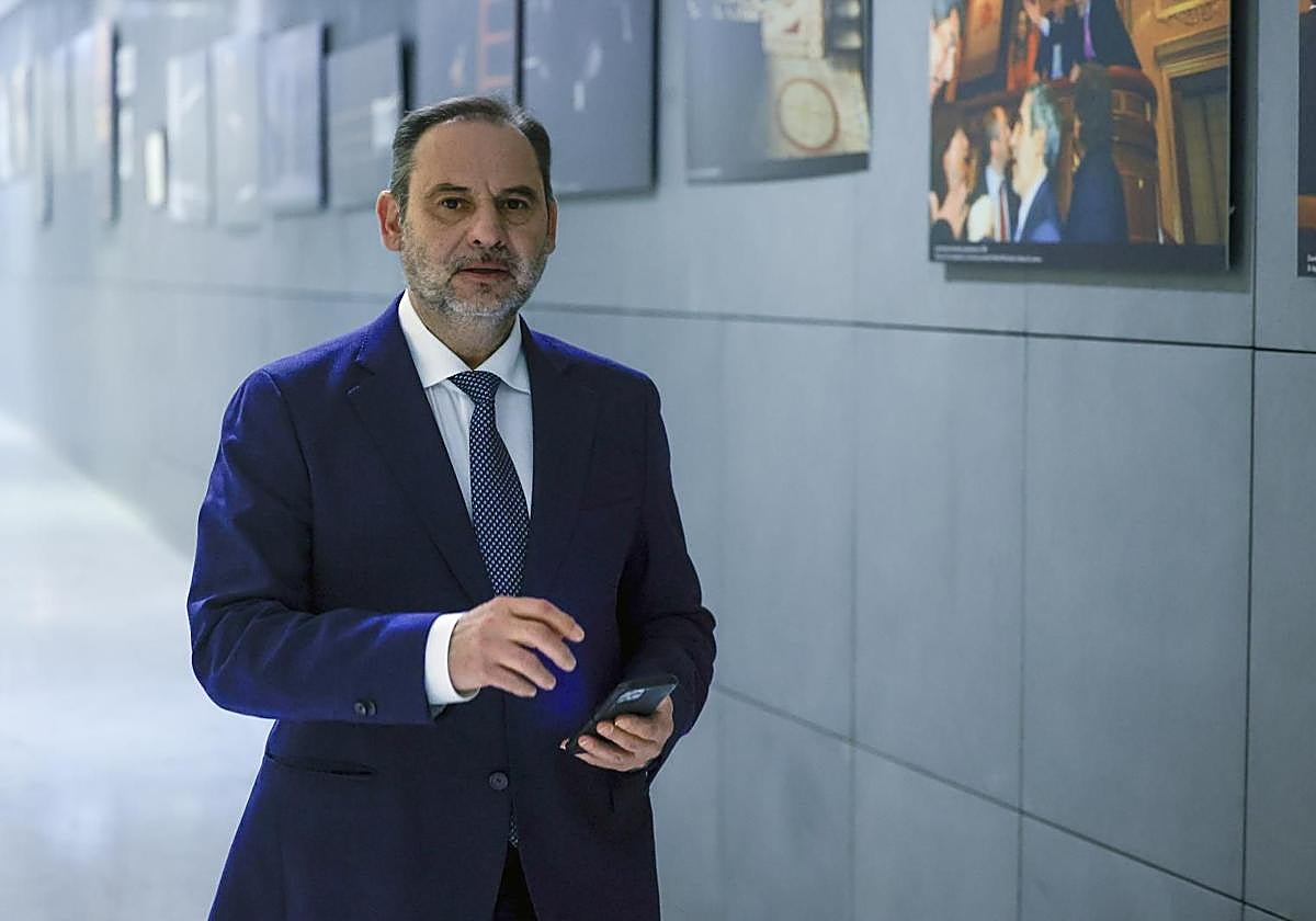 José Luis Ábalos en uno de los pasillos del Congreso.