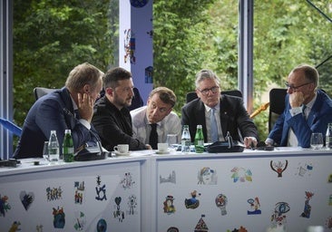 El polaco Donald Tusk, el ucraniano Volodímir Zelenski, el francés Emmanuel Macron, el 'premier' Keir Starmer y el canciller Friedrich Merz conversan por teléfono con Donald Trump.