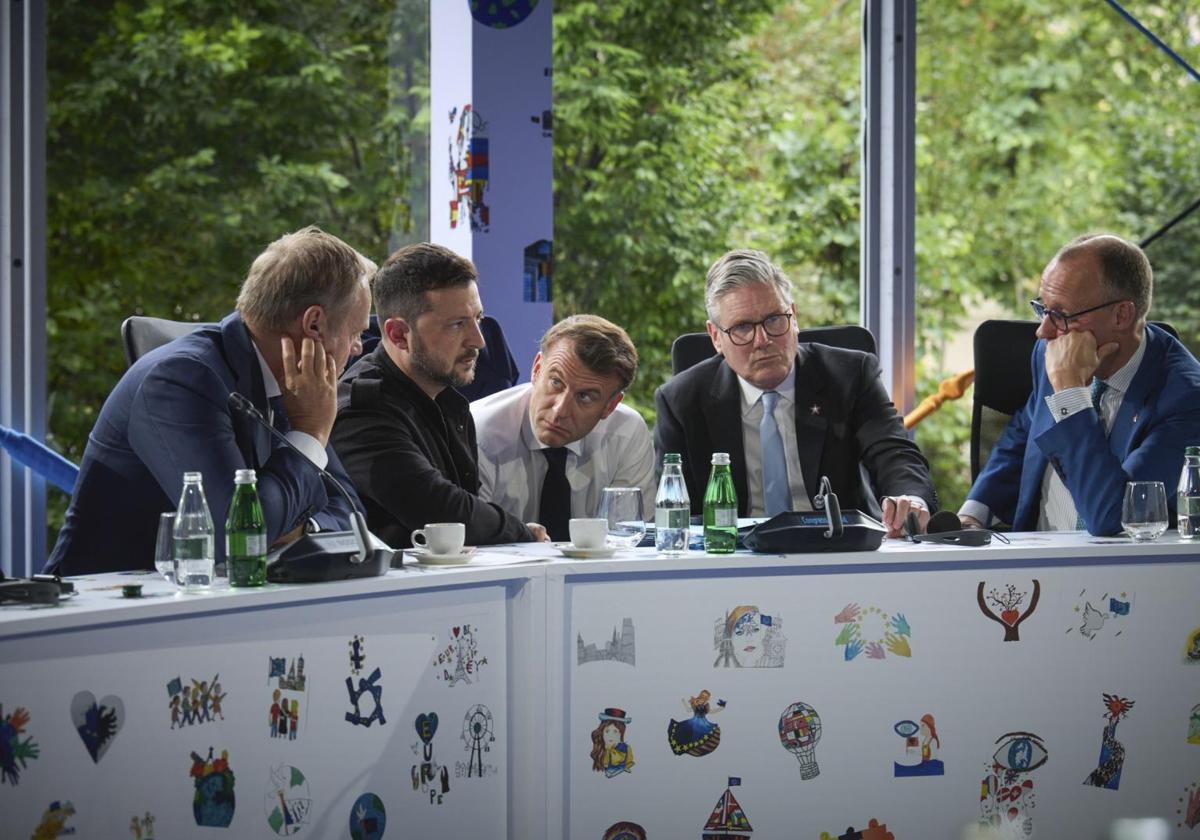 El polaco Donald Tusk, el ucraniano Volodímir Zelenski, el francés Emmanuel Macron, el 'premier' Keir Starmer y el canciller Friedrich Merz conversan por teléfono con Donald Trump.