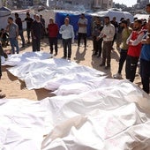 Ciudadanos velan los cuerpos de los palestinos muertos en un ataque israelí frente al hospital indonesio en Beit Lahia, en el norte de Gaza.