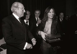 'El profesor Tierno Galván y la actriz Susana Estrada en la entrega de los Premios Populares de Pueblo' (1978).