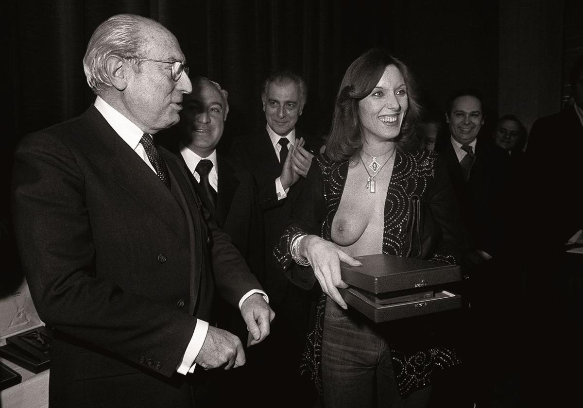'El profesor Tierno Galván y la actriz Susana Estrada en la entrega de los Premios Populares de Pueblo' (1978).
