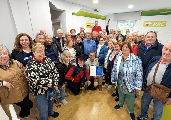 Miguel Ángel Revilla publicó el miércoles en su cuenta de Instagram una fotografía en la que aparece junto a un grupo de mallorquines que están de viaje por Cantabria y que «han venido a darme ánimos ante lo que me espera».