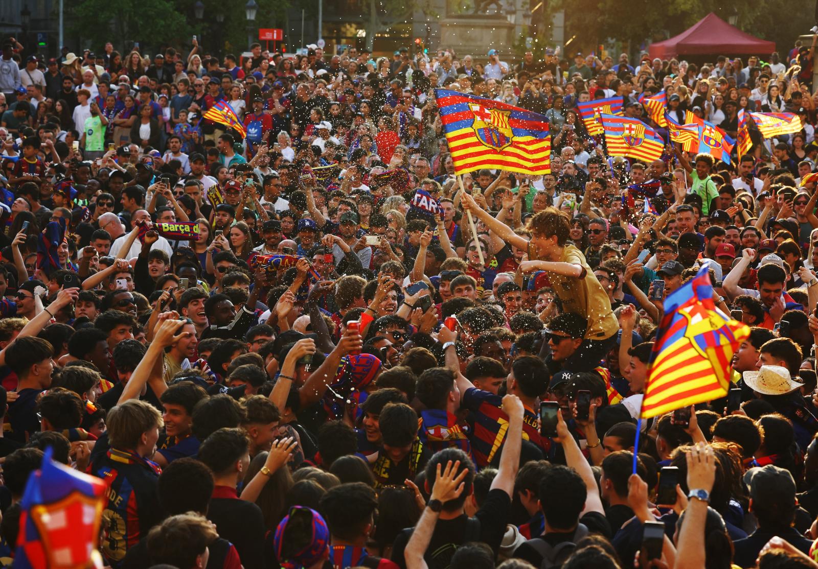 El Barça festeja la Liga por las calles de la Ciudad Condal