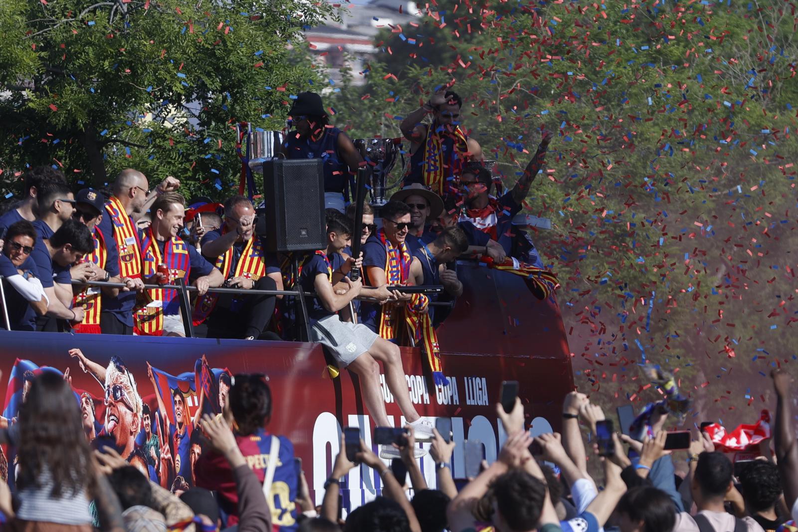 El Barça festeja la Liga por las calles de la Ciudad Condal