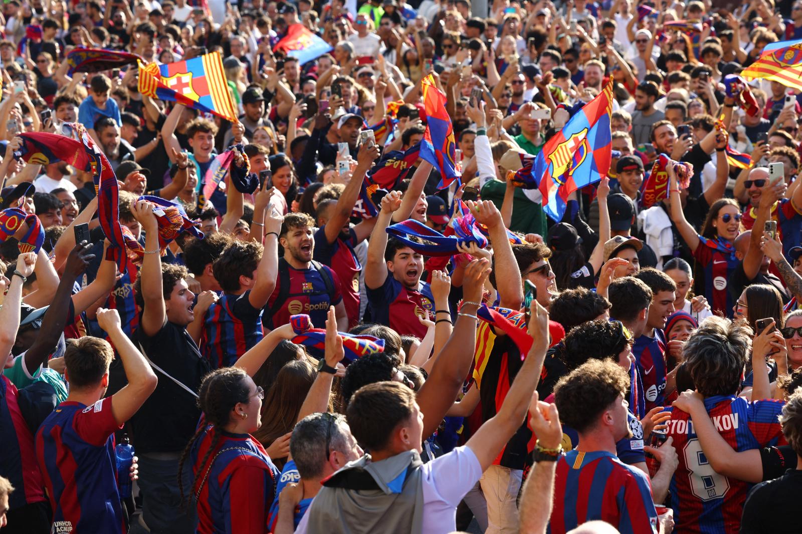 El Barça festeja la Liga por las calles de la Ciudad Condal
