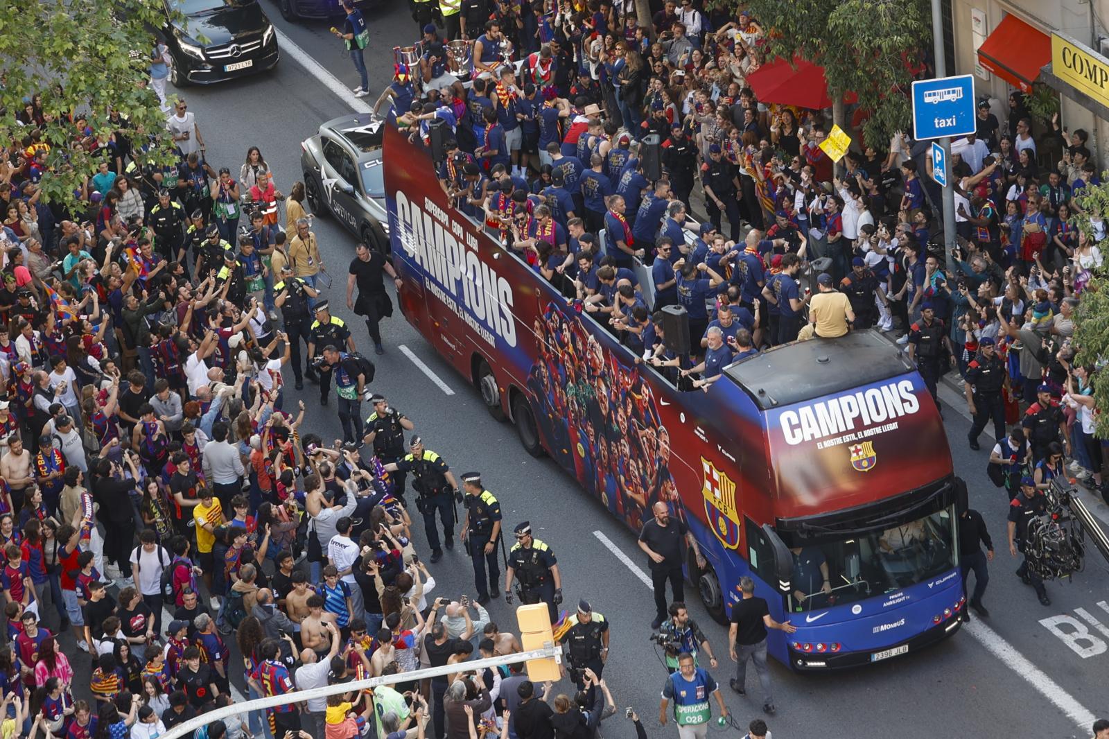 El Barça festeja la Liga por las calles de la Ciudad Condal