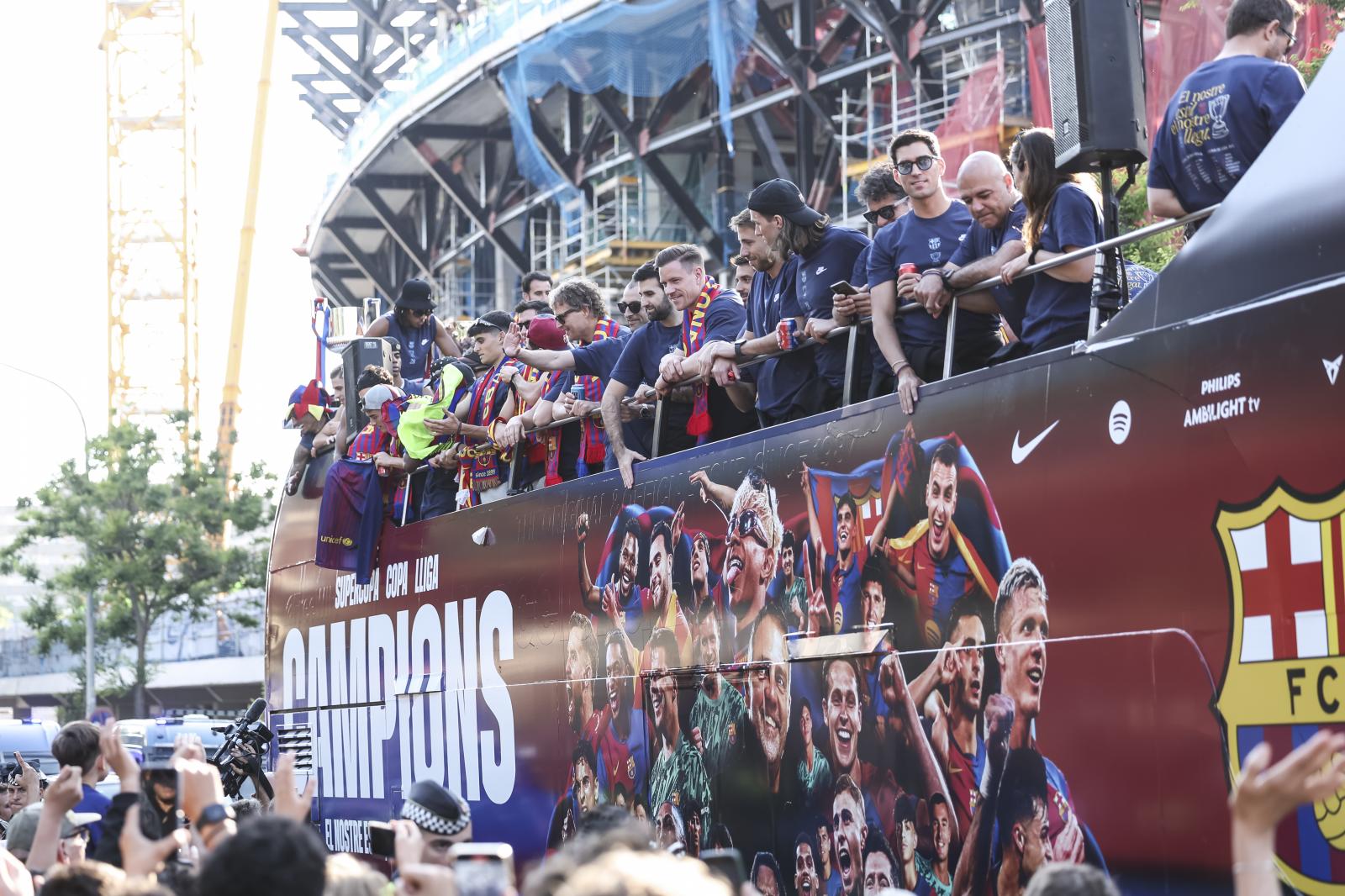 El Barça festeja la Liga por las calles de la Ciudad Condal