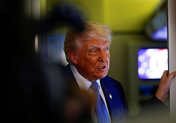 Donald Trump atendió este viernes a los medios a bordo del Air Force One.