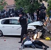 Una de las personas atropelladas es atendida por otra.