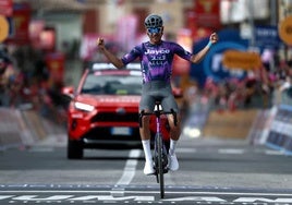 El australiano Plapp gana en solitario en la octava etapa y Ulissi es nuevo líder del Giro