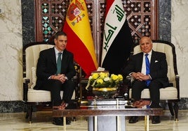 Pedro Sánchez, con el ministro de Exteriores iraquí, Fuad Husein, en Bagdad.